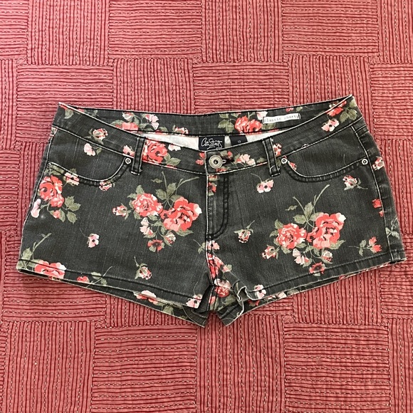 City Streets women’s size 13 black/ Pink Floral Jean “Classic shorty” Shorts - Picture 1 of 16